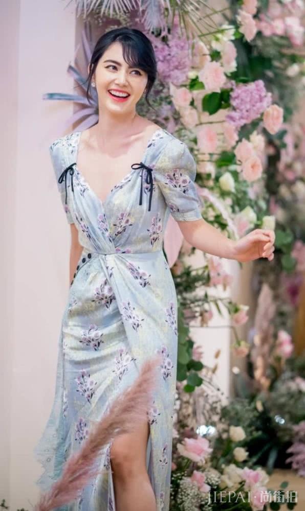 泰国女星Mai穿印花裙参加好友婚礼,优雅气质抢尽新娘风头
