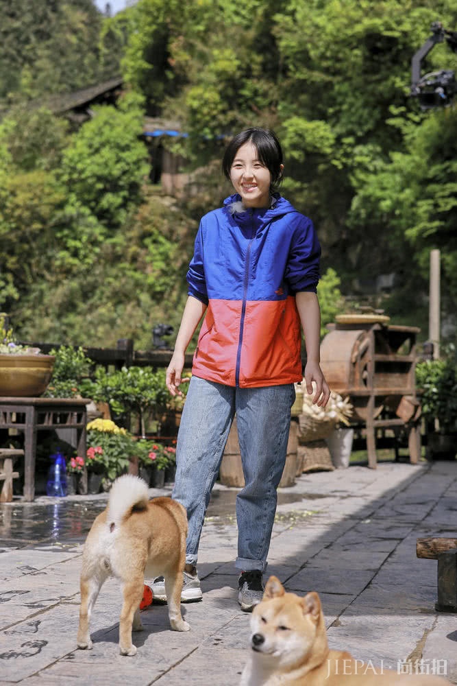 张子枫向往的生活上热搜，私服穿搭有品位