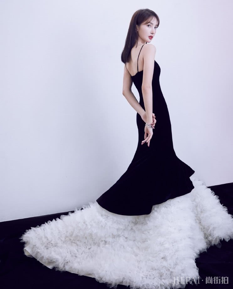 金晨黑色连衣裙下叠穿10斤“棉花”,女神范十足