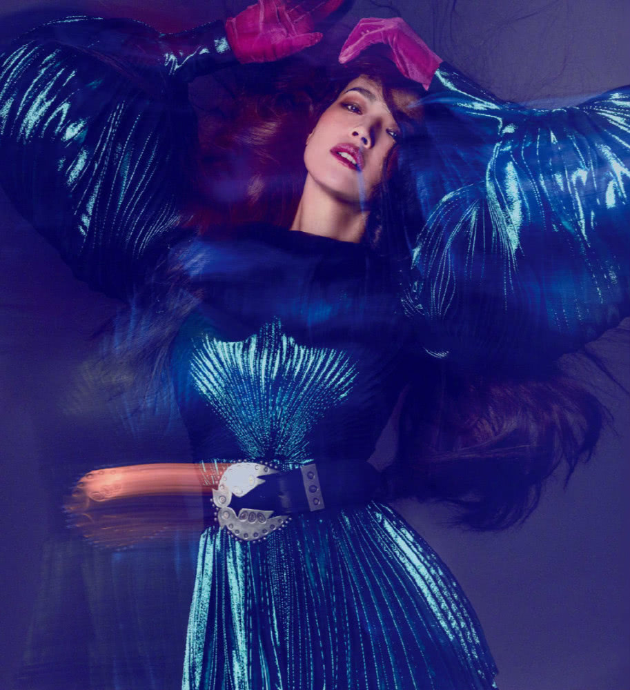 舒淇登时尚杂志美飞,斑马上衣引领时尚,飘逸卷发化身“美杜莎”