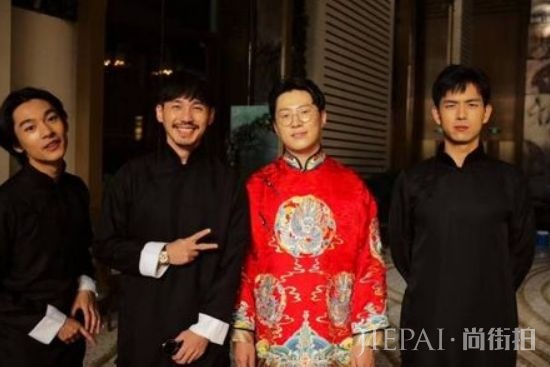 李现青涩照被曝光,小胖墩变型男,伴郎照“韩商言”范儿十足