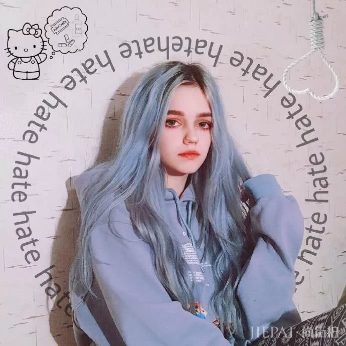 长着一张精灵脸的俄罗斯少女,都拜倒在她的彩虹眼影和神仙发色