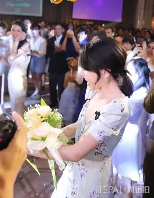 泰国女星Mai穿印花裙参加好友婚礼,优雅气质抢尽新娘风头