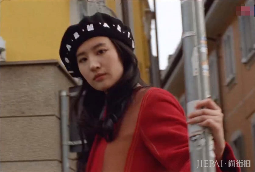 刘亦菲脸型疑从圆变方?视频照片对比样貌大不同