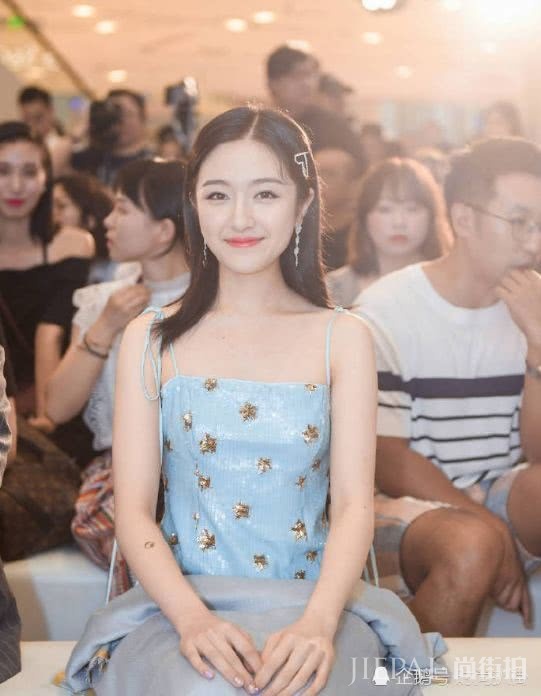 李兰迪这么细的吊带裙都敢穿了，真能减肥