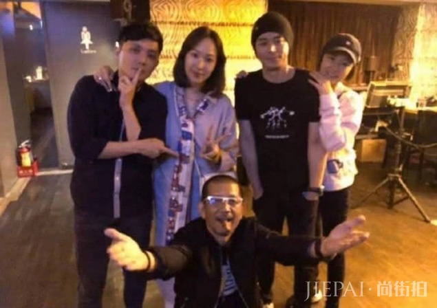 林心如带霍建华与好闺蜜聚会,霍建华搂着林心如,越来越有夫妻相