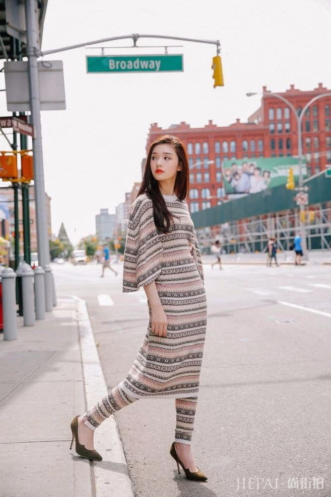 林允格纹裙贴上一串“封条”,这设计不火怕都难