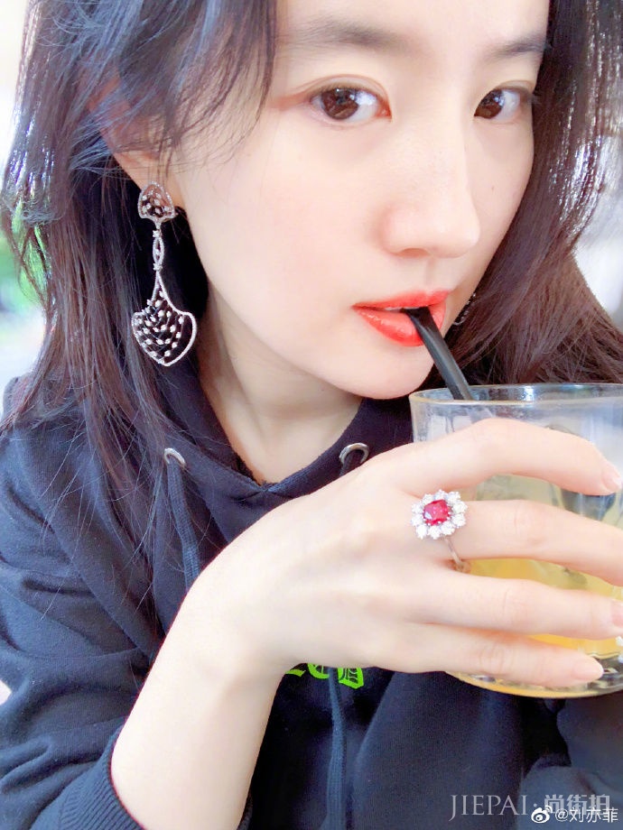 刘亦菲晒照,身材消瘦颜值超高,网友:误以为和杨幂baby旅行