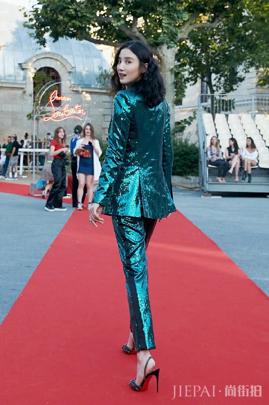 宋佳巴黎再出新造型,身穿蓝绿色亮片套装,气质依然很好