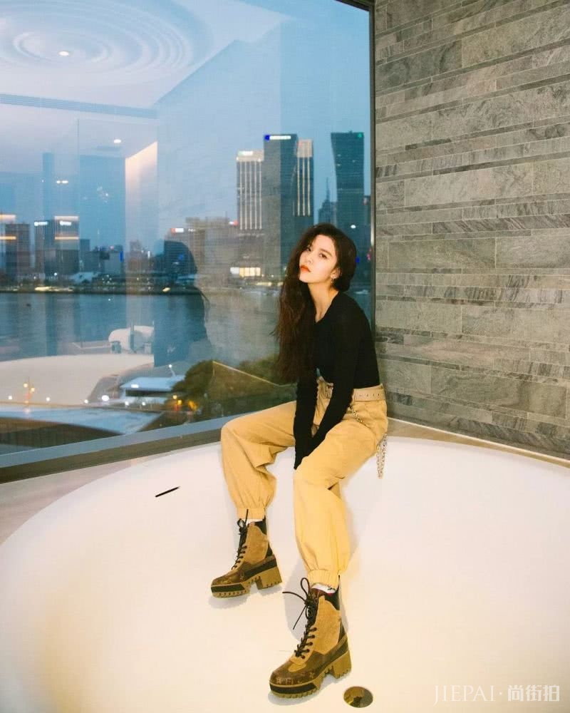 只会学泫雅穿搭?看宋妍霏穿衣打扮经了解一下