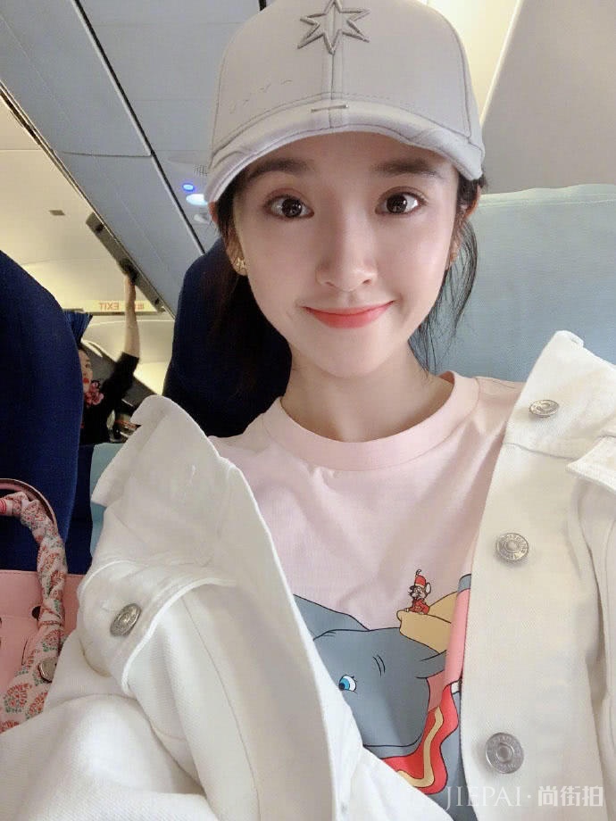 唐艺昕天生清纯脸让人羡慕,嘟嘴造型太可爱