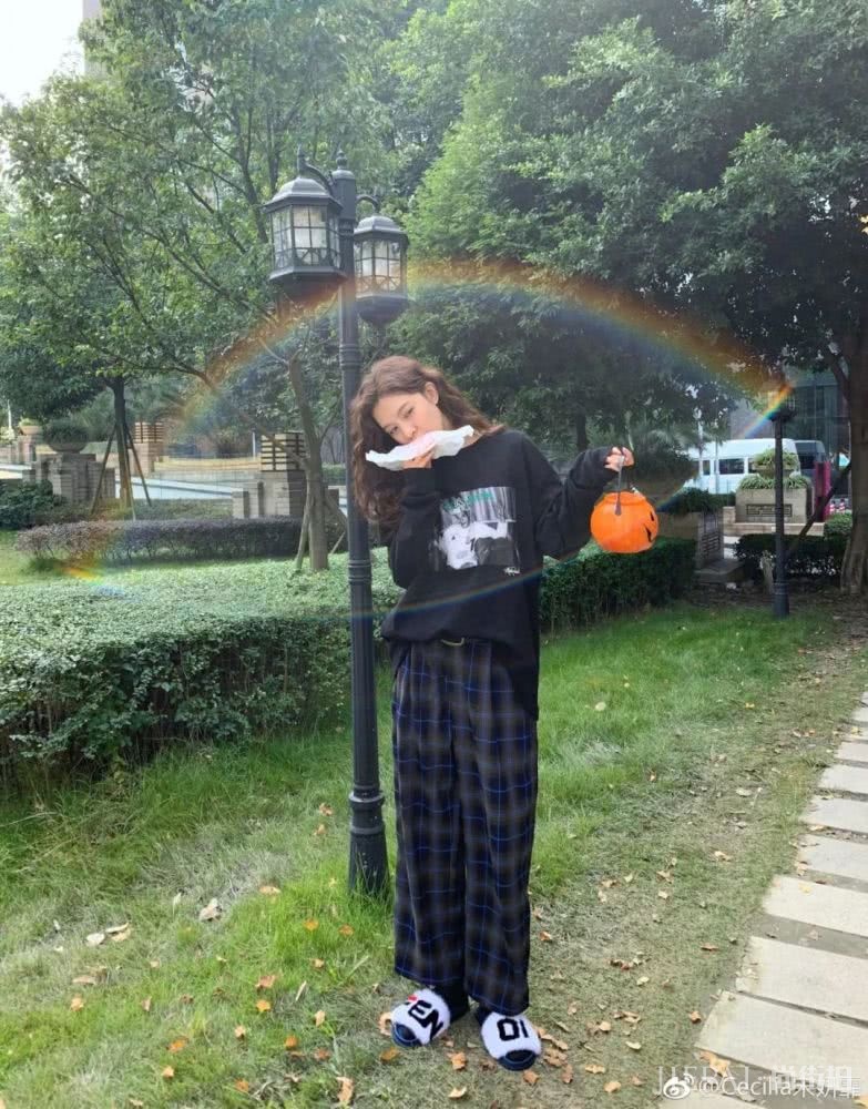 只会学泫雅穿搭?看宋妍霏穿衣打扮经了解一下