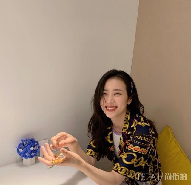 周雨彤轻松驾驭小香风与奶奶花衬衫