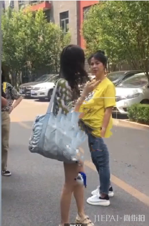 郑爽与妈妈首次综艺节目同框，街边偶遇忍不住夸好年轻