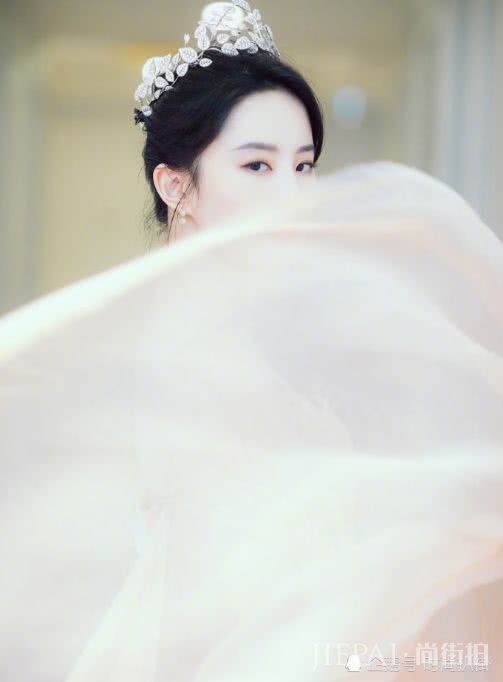 刘亦菲穿裸粉纱裙高级大气，不愧是娱乐圈中的极品美貌