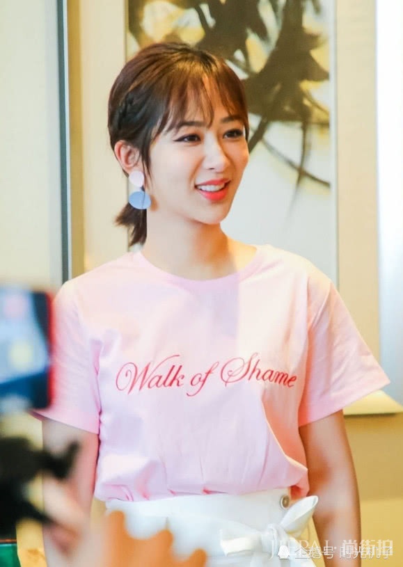 杨紫一身甜美穿搭又美又萌,美的像18岁