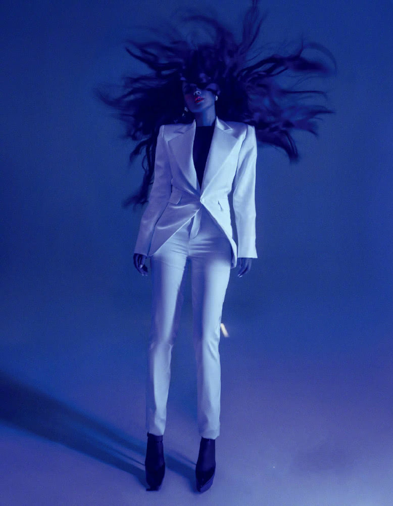 舒淇登时尚杂志美飞,斑马上衣引领时尚,飘逸卷发化身“美杜莎”