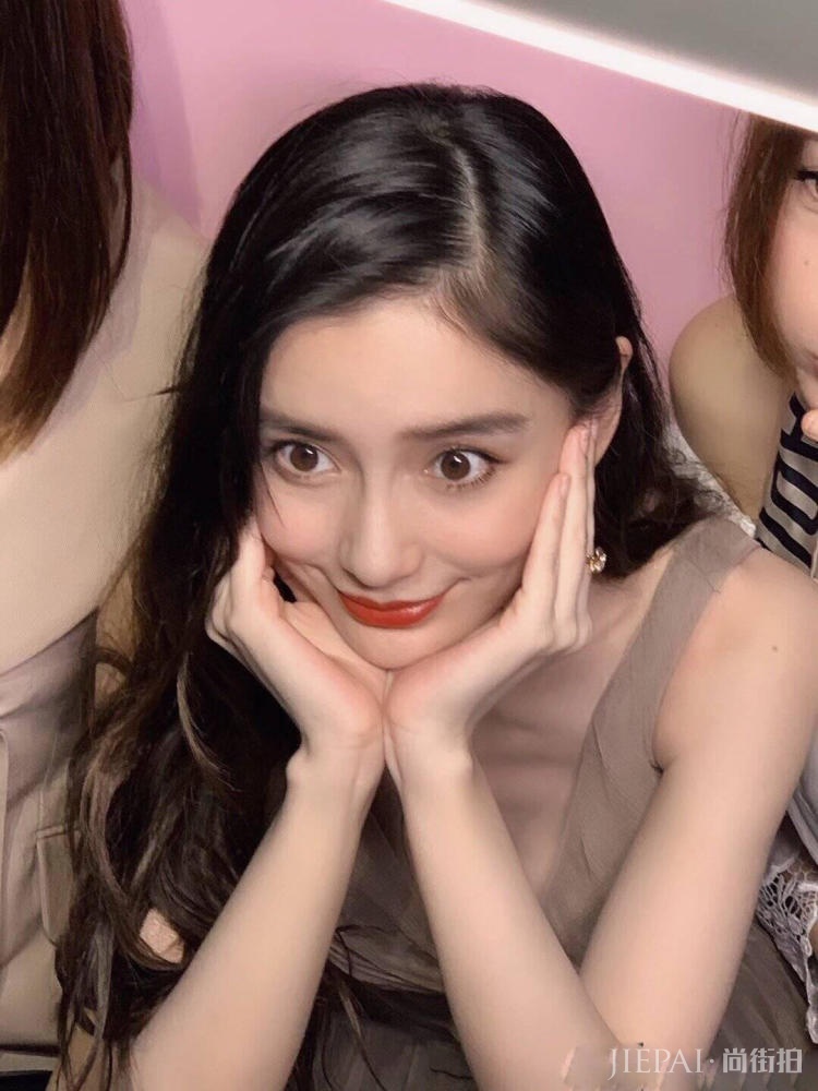 Angelababy同样搭配纱裙，风格差距却这么大？