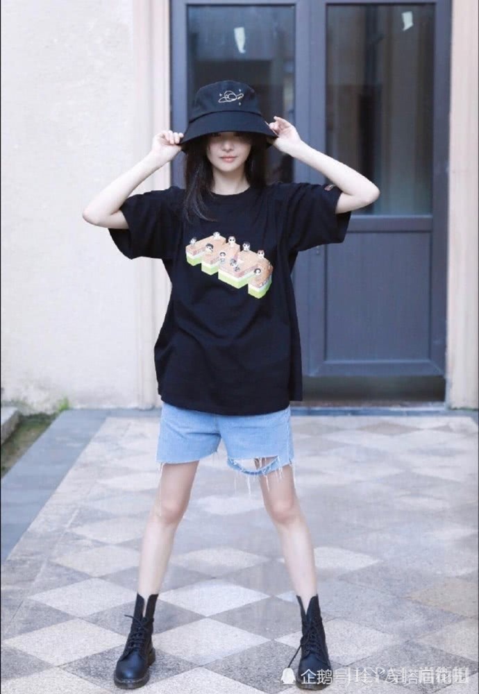 郑爽这么紧的裤子都穿不满！腿细的太不真实