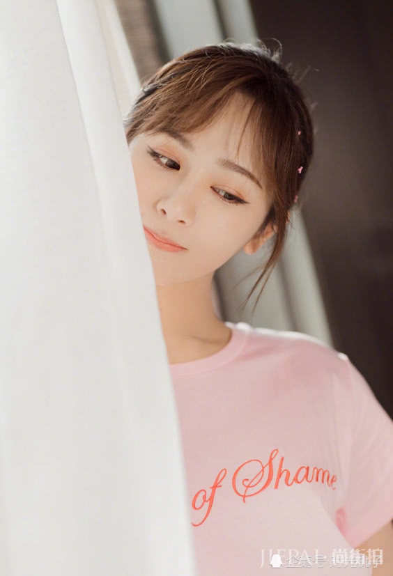 杨紫一身甜美穿搭又美又萌,美的像18岁
