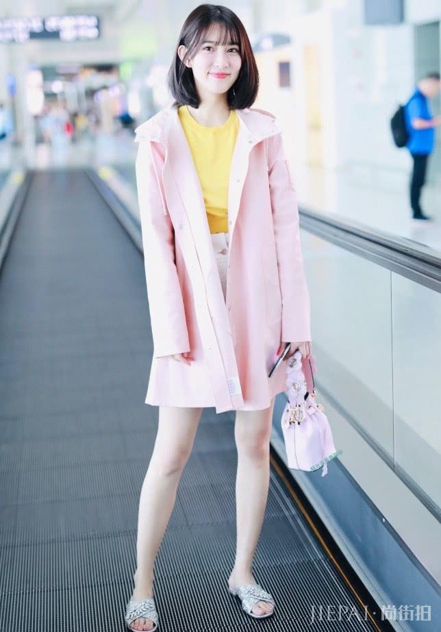 孟子义踩珍珠凉鞋亮相机场,走出时尚秀场范