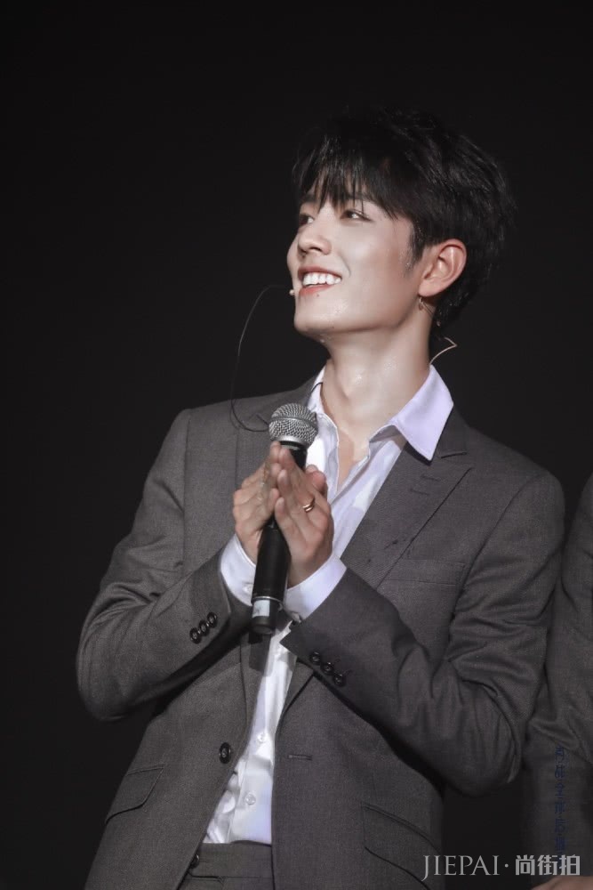 肖战正装私服大公开,教你怎么保持住自己的少年感