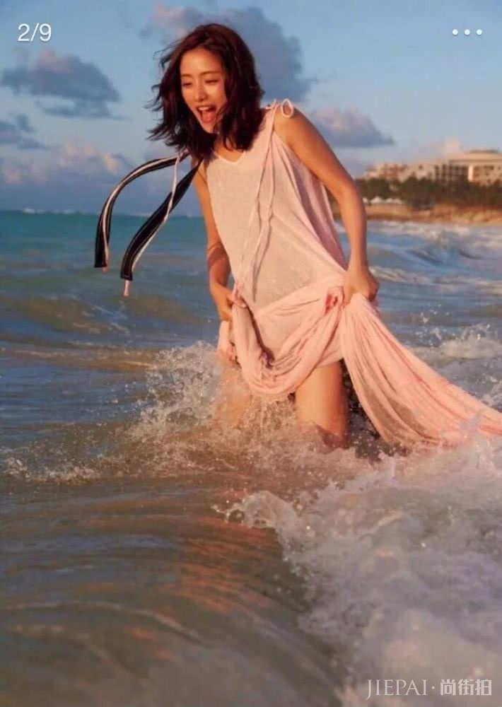 石原里美“发型教科书”更新,水波卷显气质