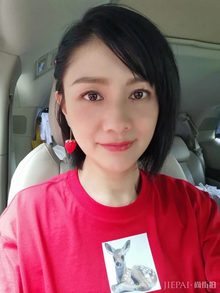 金泫雅晒自拍耳环太亮眼，小野马这回少女心了