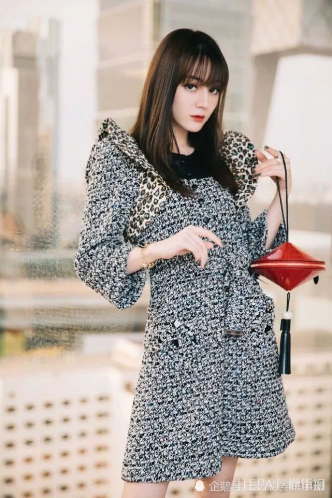 迪丽热巴要走软妹路线了?飞碟手包可爱十足