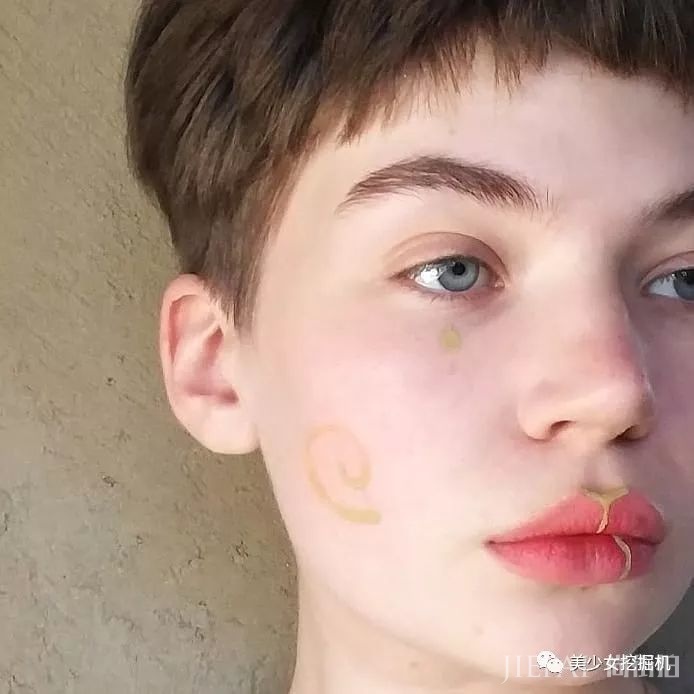 长着一张精灵脸的俄罗斯少女,都拜倒在她的彩虹眼影和神仙发色