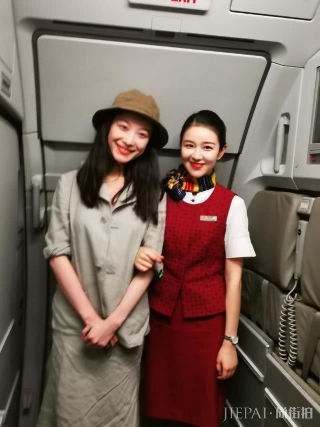 空乘倪妮偶遇艺人倪妮,两人同姓同名很有缘,空姐颜值不输明星