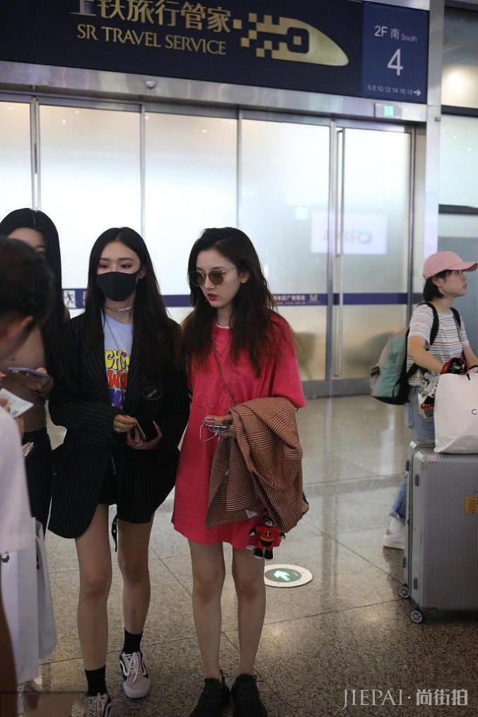 宋祖儿偶遇林允飞扑闺蜜，散发乱飞画面太滑稽