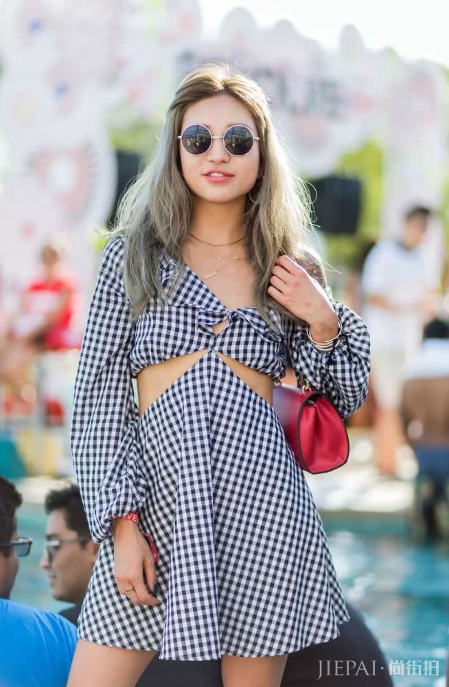 一条连衣裙解锁夏日N种时髦搭配