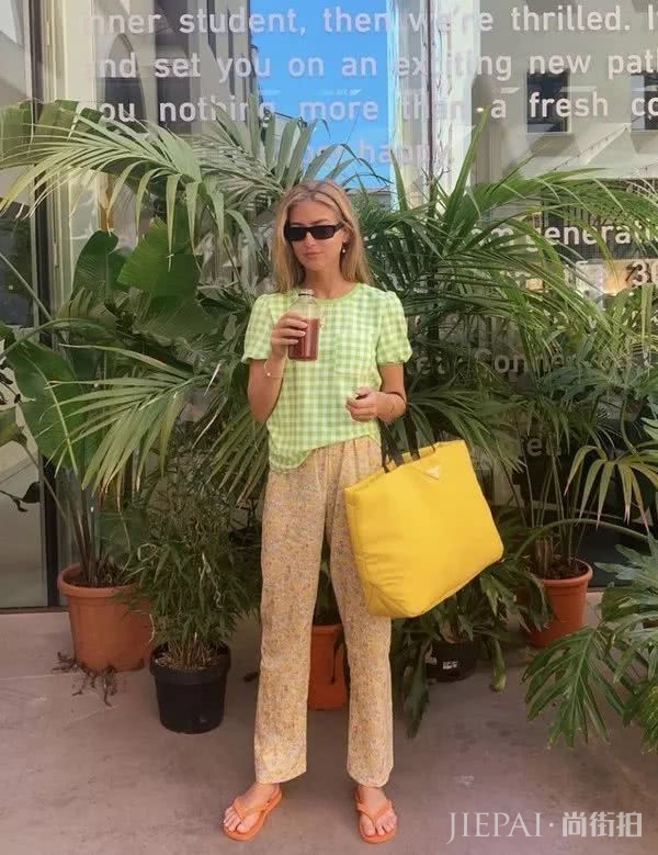 泫雅、Lisa都爱的显白牛油果色，谁穿谁美