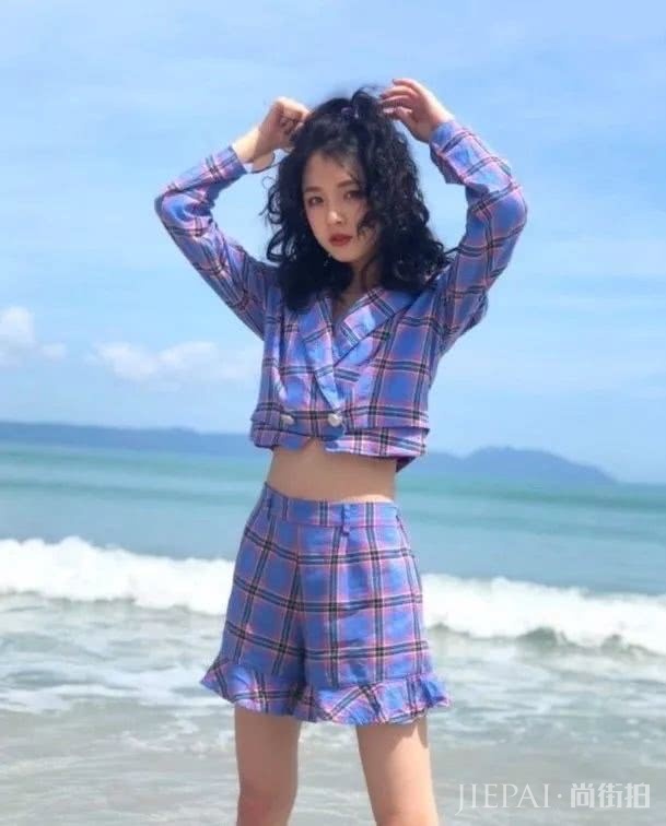 柳岩复古卷发比身材更抢镜!脸小原来靠发型