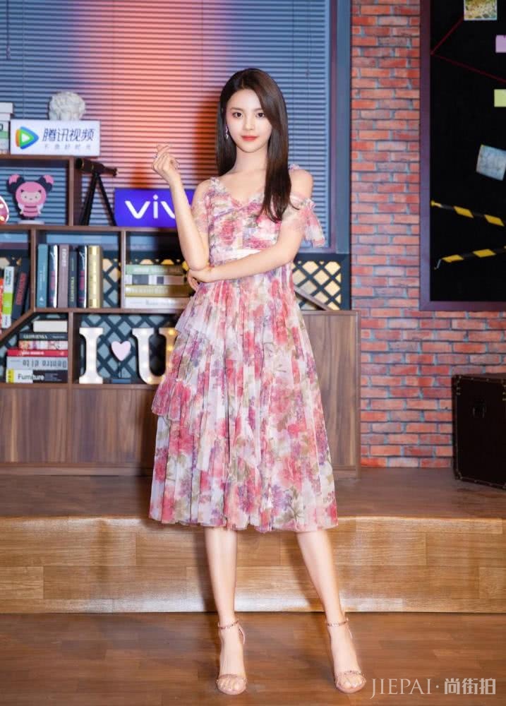 杨超越穿印花露肩纱裙配高跟鞋,明艳俏皮淑女范十足