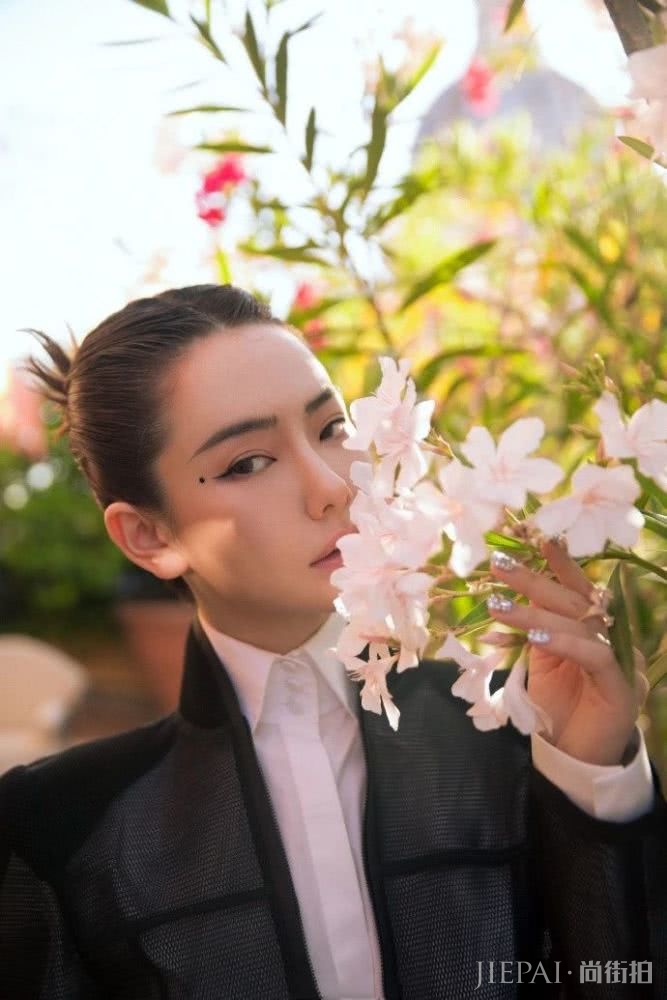 戚薇柳叶眼线泪痣妆完全换了个风格,古典美女不好驾驭