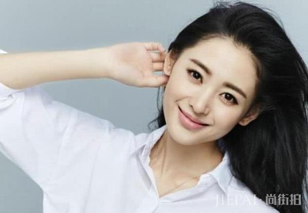 第一个从网剧红到大银幕的女星,新剧要求扮土,和路演对比更惨烈