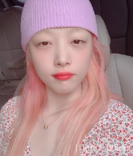 崔雪莉出席时尚活动,全身Prada价值上万却被吐槽土