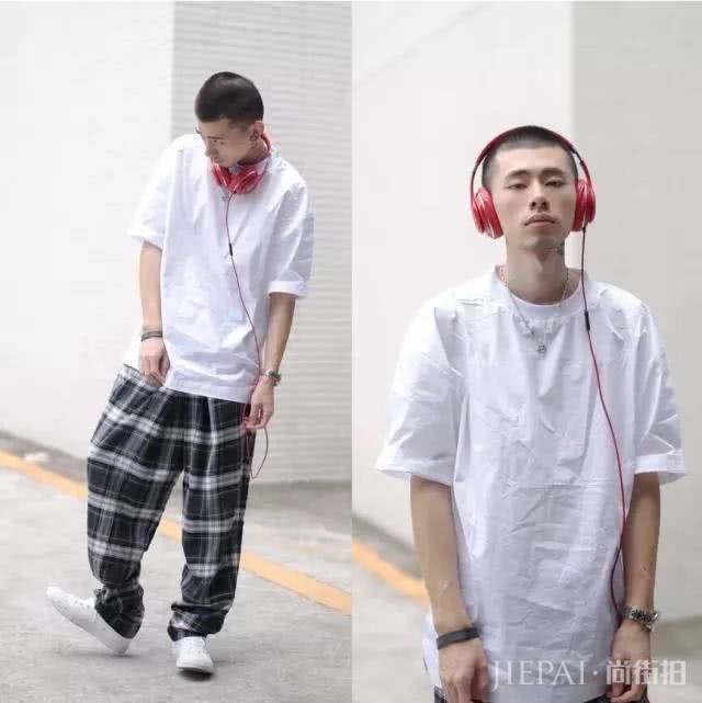 把Tee扎裤子里，不仅是显腿长