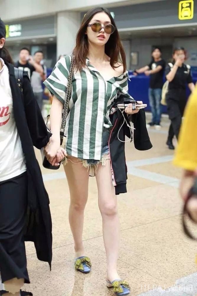 林允格纹裙贴上一串“封条”,这设计不火怕都难