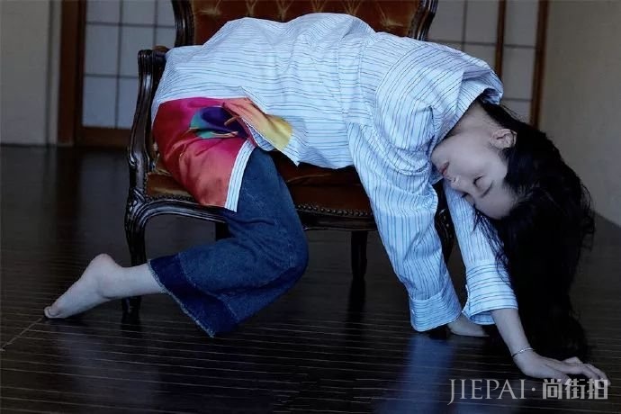 欧阳娜娜变身日系少女，“颓废妆”高级脸满分