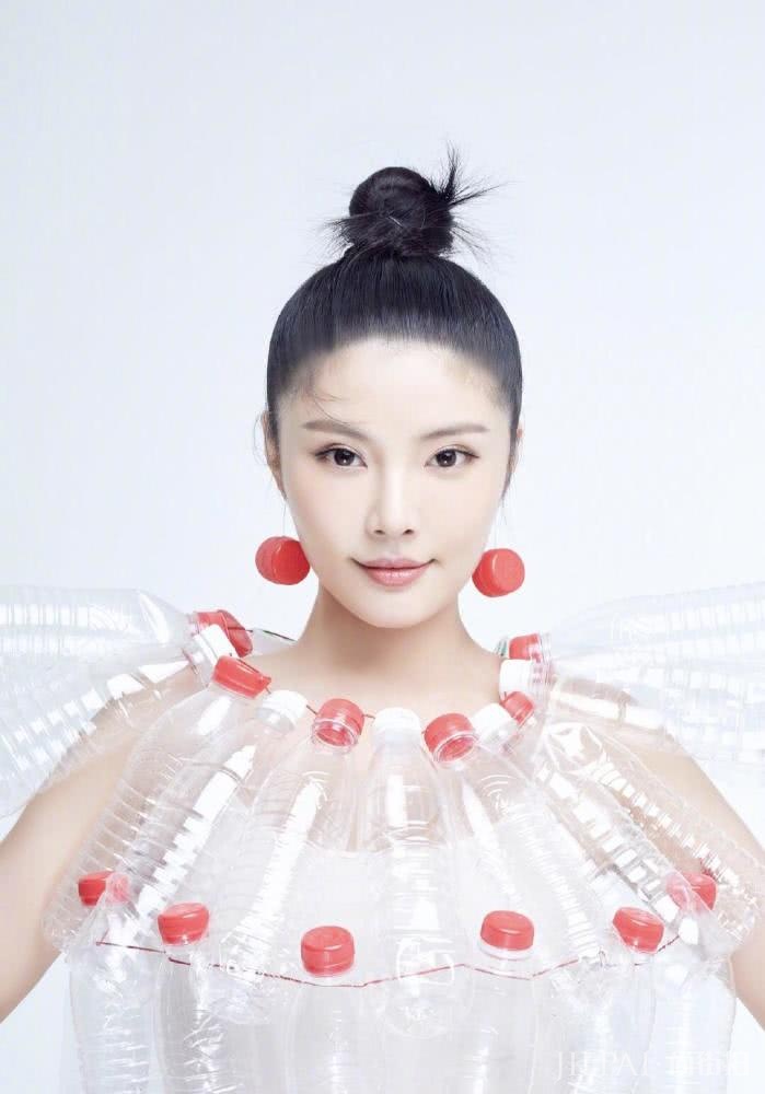 好身材不输柳岩？把矿泉水瓶当裙子，有颜就是任性