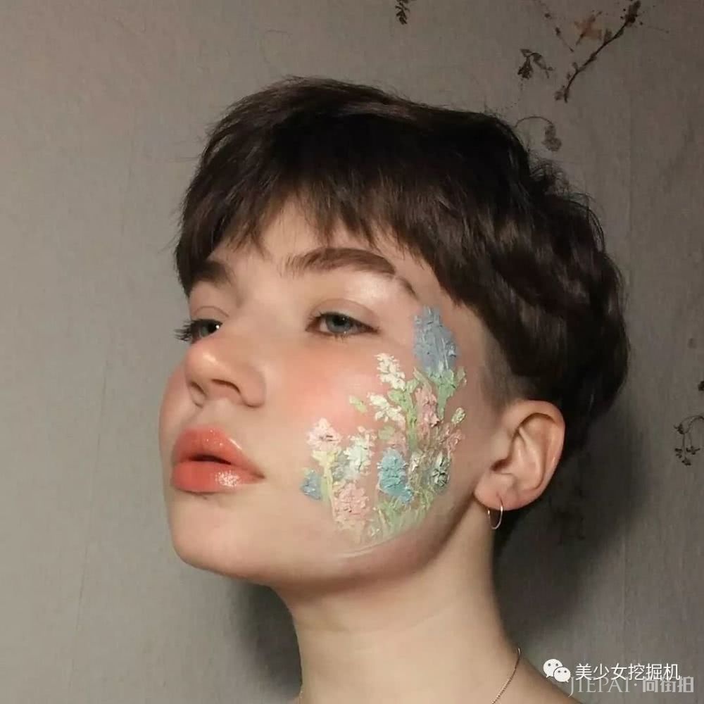 长着一张精灵脸的俄罗斯少女,都拜倒在她的彩虹眼影和神仙发色