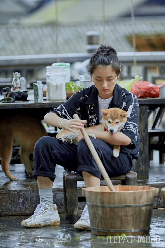 《向往的生活》栏目中张子枫男友风衬衫搭卷边裤,休闲帅气