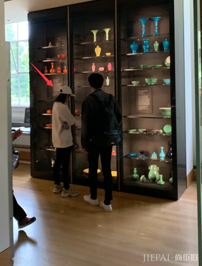 张若昀唐艺昕蜜月再被偶遇,细节看出两人家庭地位,绝对实力宠妻