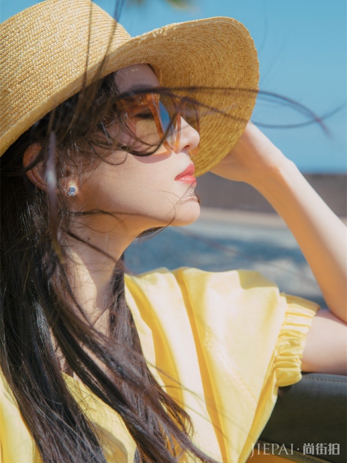 刘亦菲摩纳哥旅行照,一身鹅黄色长裙美到窒息