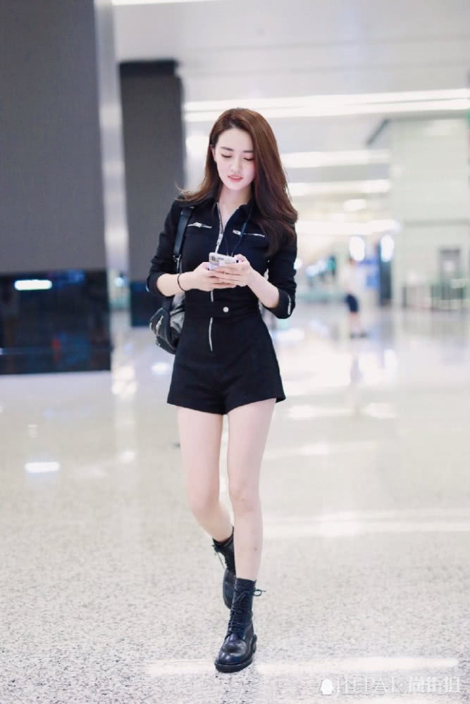 徐璐机场街拍,罕见连体衣配6千中筒靴好惊艳,背腰包美得不敢认