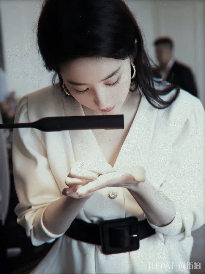 再次感受刘亦菲的美颜暴击,冷淡风路线也是疯狂圈粉