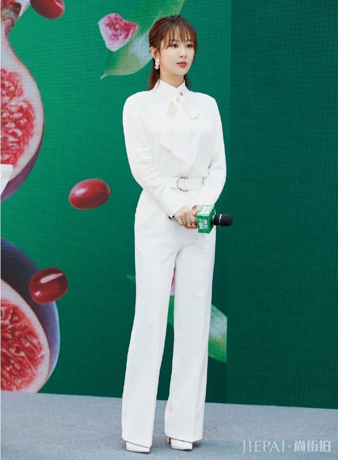 杨紫戴“花瓣耳环”现身,少女感绝佳